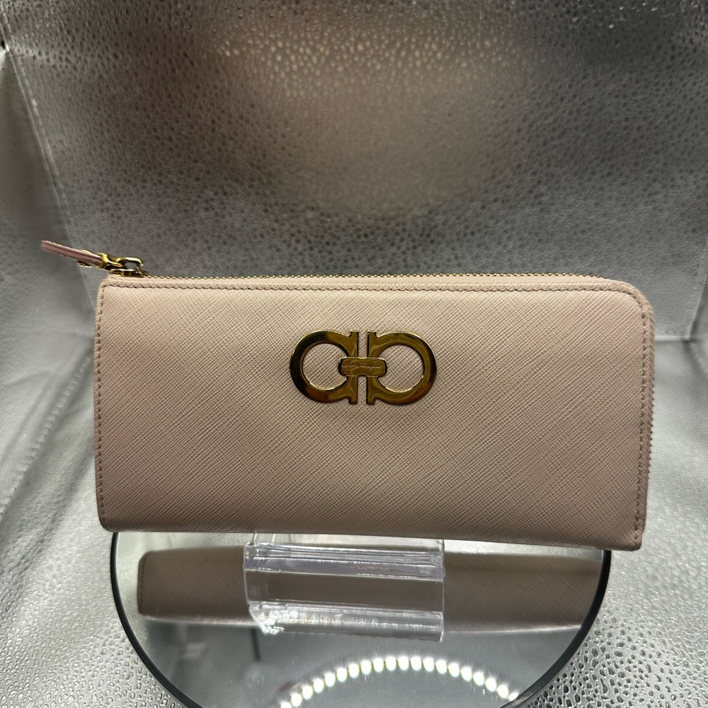Gorgeous pale pink Salvatore Ferragamo wallet WITH BOX.